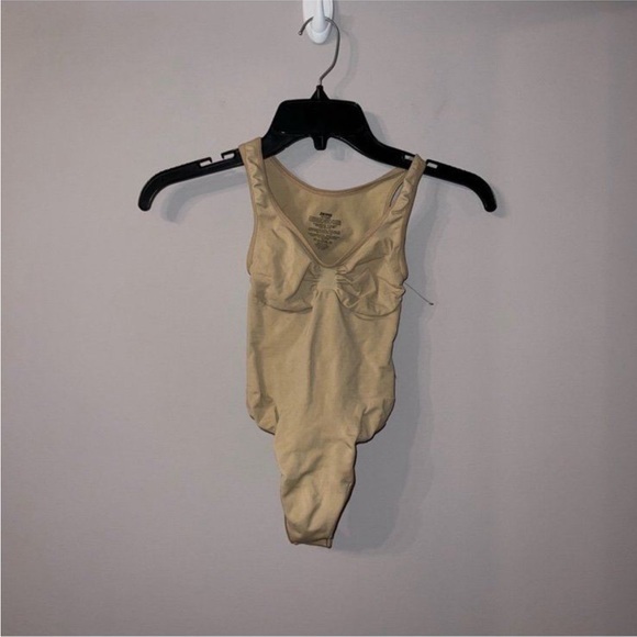 SKIMS SCOOP NECK THONG BODYSUIT CLAY XS